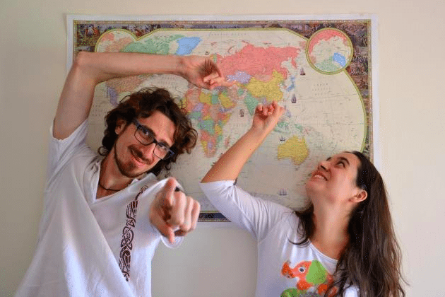 Laura Lazzarino y Juan Pablo Villarino pointing at a map
