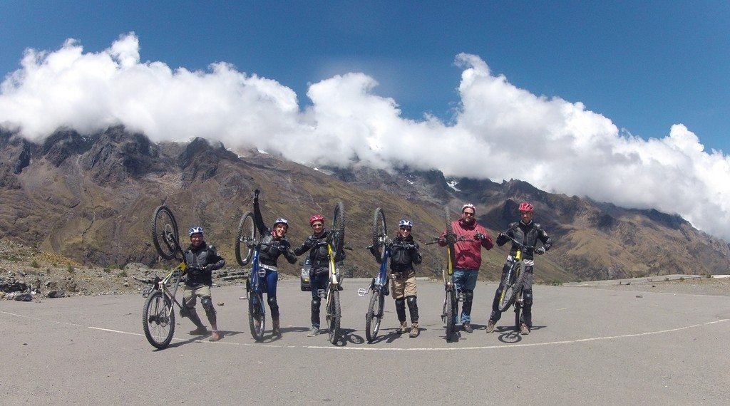 6 people with their bike, riding in mountains; Inca Jungle