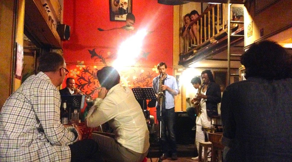 Chian Mai Jazz Bar, people listening to two saxophonists 