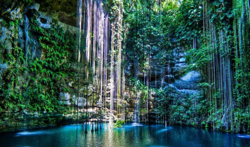 Cenote Azul 'Ik-kil' - Mexico