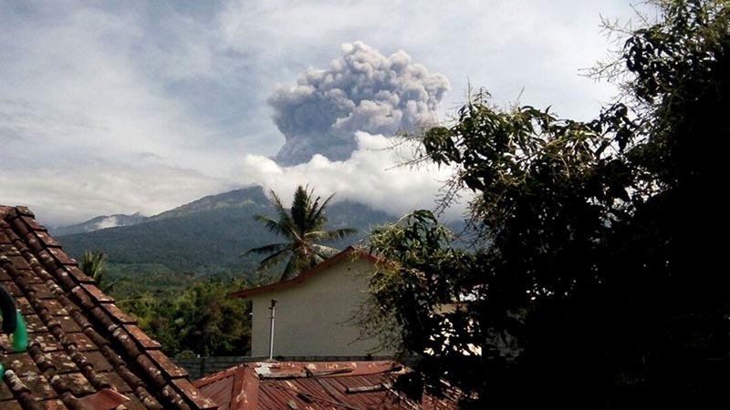 Read more about the article Volcano Erupts in Indonesia, Prompting Evacuation of Tourists