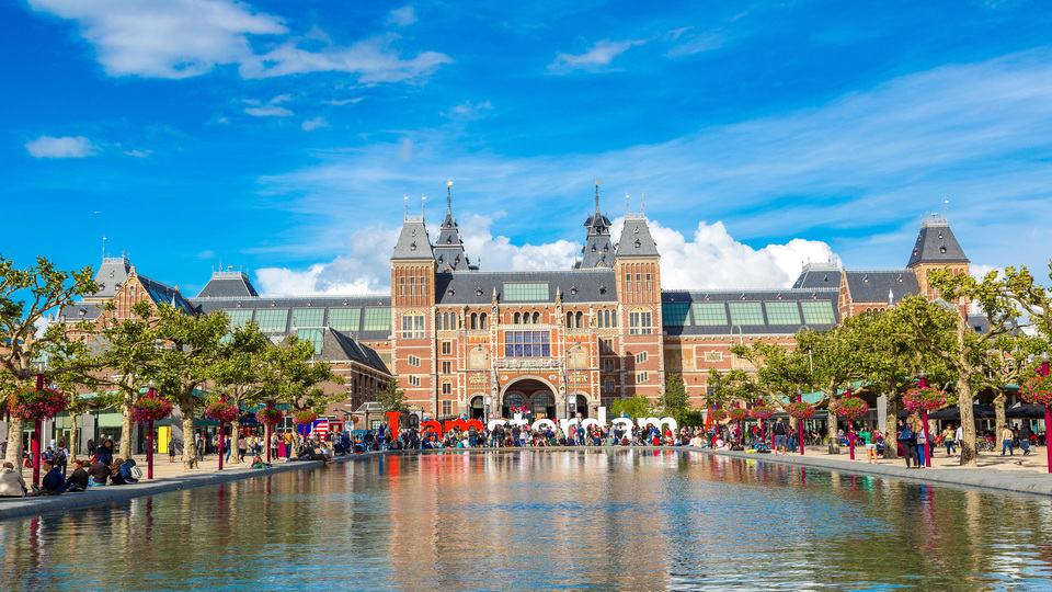 People in front of Rijksmuseum in Amsterdam
