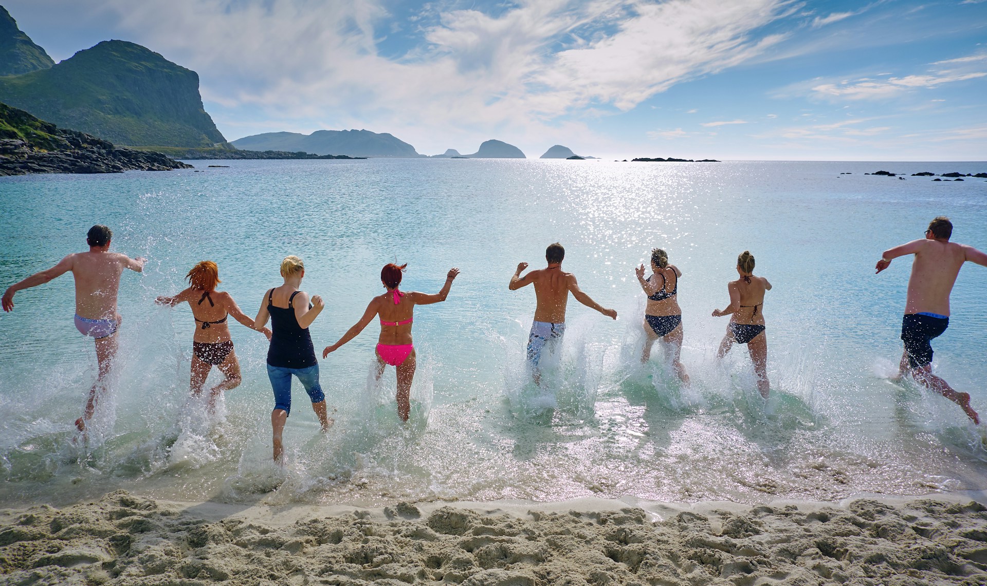 Read more about the article Epic Adventures with New Friends: How to Unleash the Thrill of Small Group Tours