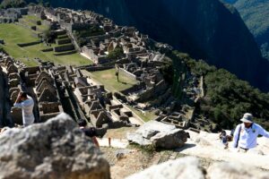 Read more about the article How Much to Tip on the Inca Trail: A Guide for Trekkers