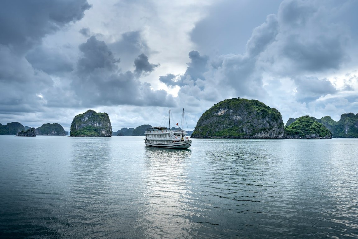 You are currently viewing What Makes Small-Ship Travel Different From Traditional Cruises?