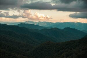Read more about the article Smoky Mountains for Couples: Romantic Escapes That Rival International Honeymoon Destinations