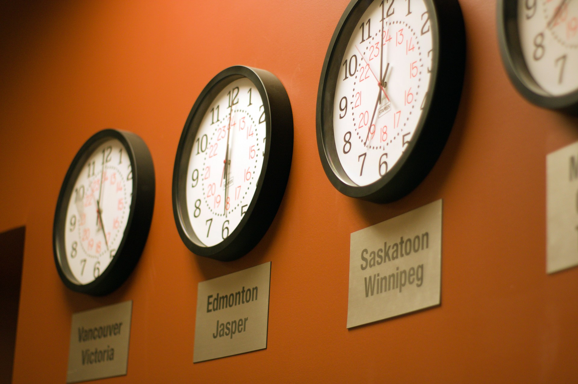 You are currently viewing Managing Time Zones and Schedules While Exploring the World