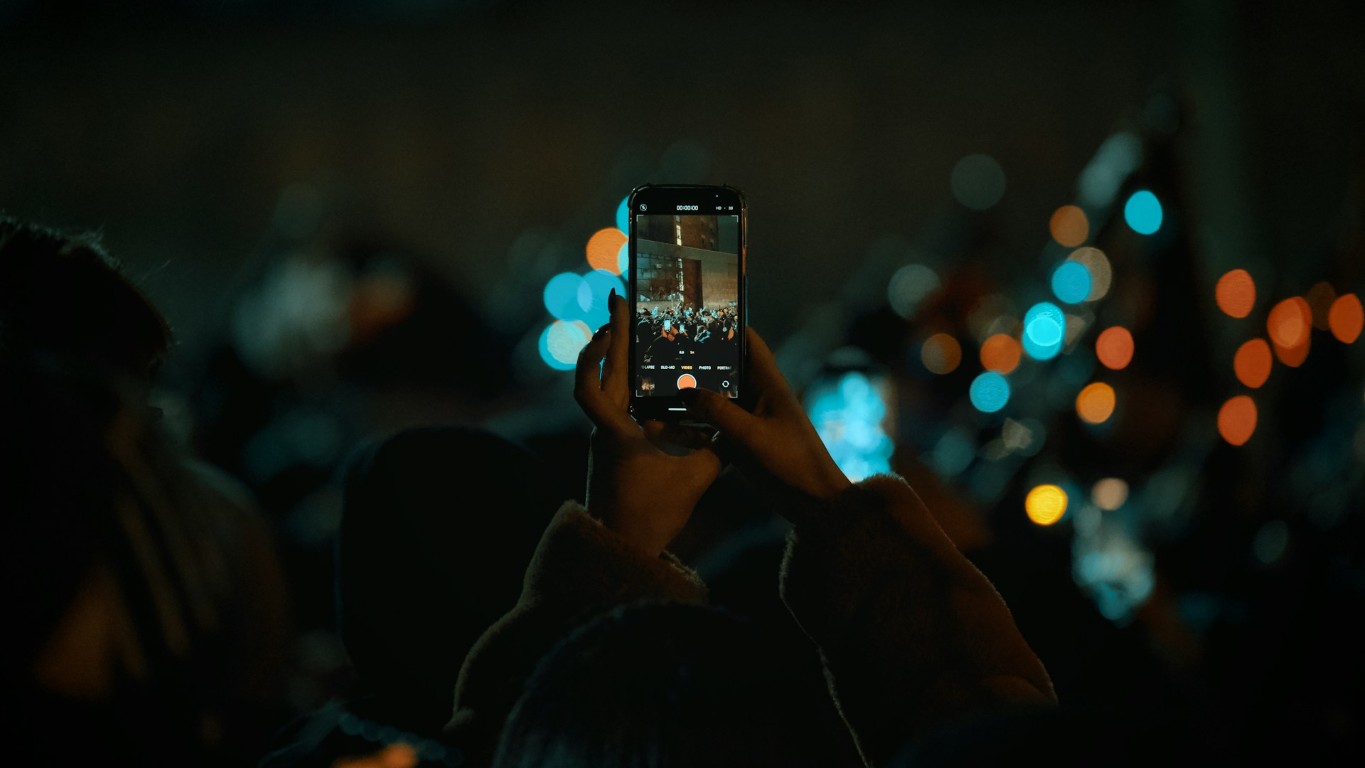 You are currently viewing The Traveler’s Connectivity Guide: Best Ways to Use Your Phone Abroad
