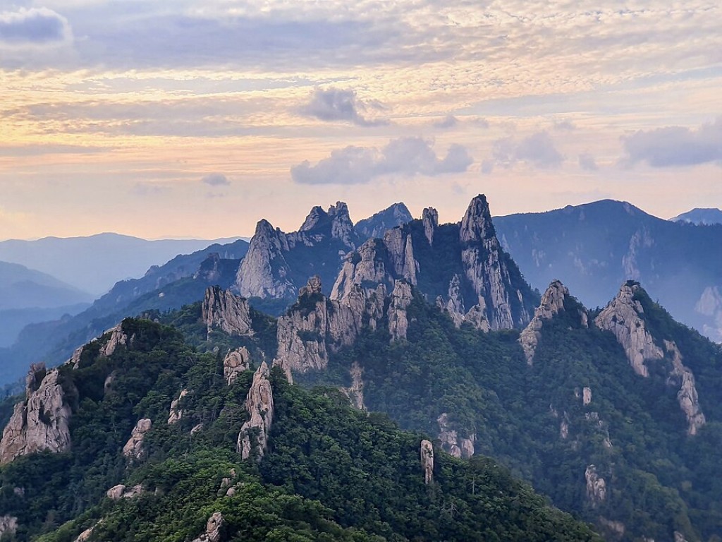 the Dinosaur Ridge of Seoraksan