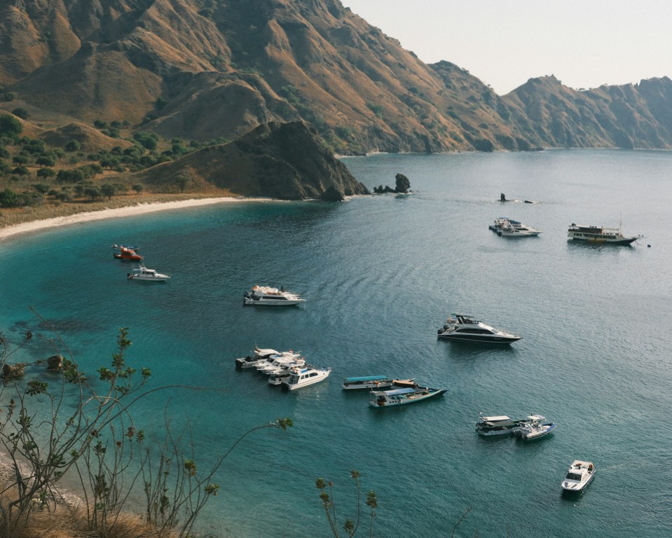 ships in indonesia bay